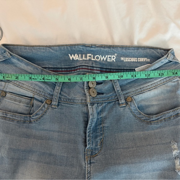 Wallflower Light Washed Denim Capris - Picture 5 of 6